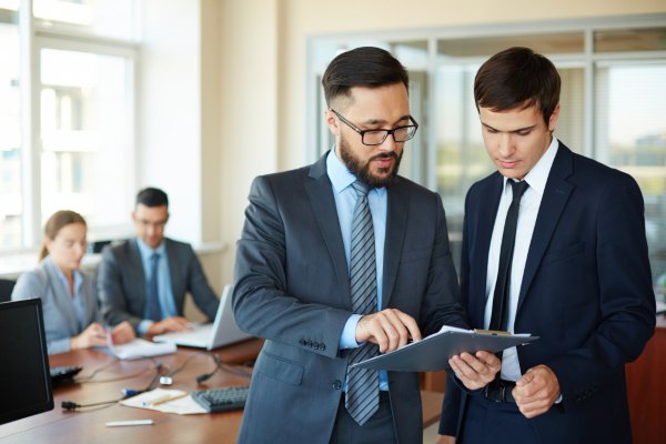 Empresarios analizando los incentivos fiscales para establecer empresa offshore
