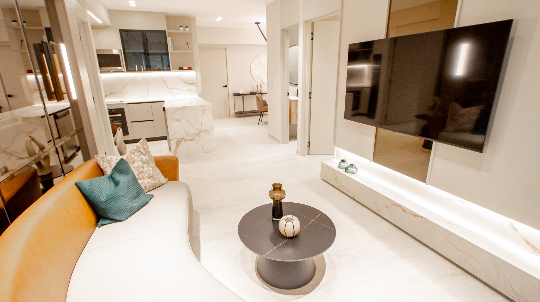 83 m² · 2BR · 2BA · Balcony, Aurum